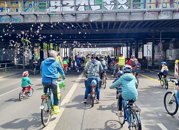 Teilnehmende einer Kidical Mass fahren auf dem Fahrrad auf der Fahrbahn der Yorckstraße in Berlin Schöneberg, unter den Brücken