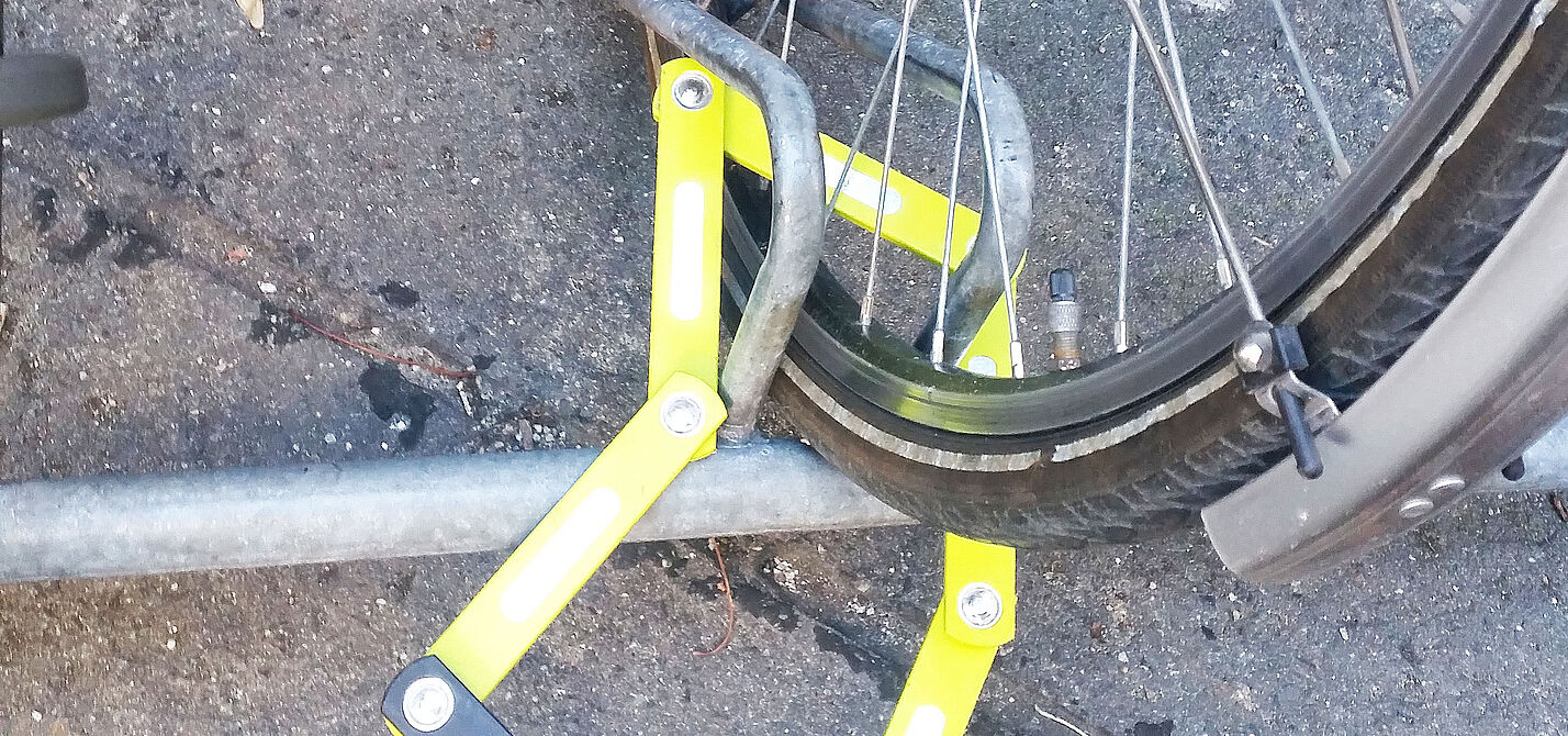 am Vorderrad angeschlossenes Fahrrad