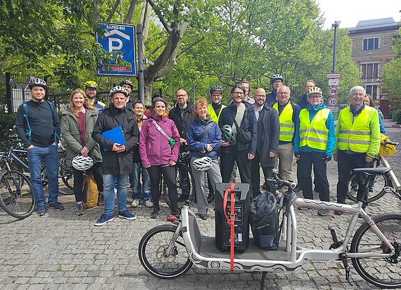 Gruppenfoto Parlamentarische Radtour 2025 Gruppenfoto aus Abgeordneten, Mitarbeitenden und ADFC-Mitgliedern