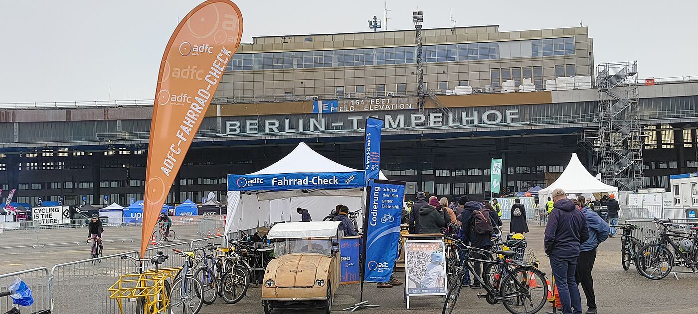 Fahrrad-Check VELO 2026 Fahrrad-Check vor dem ehemaligen Flughafen Tempelhof