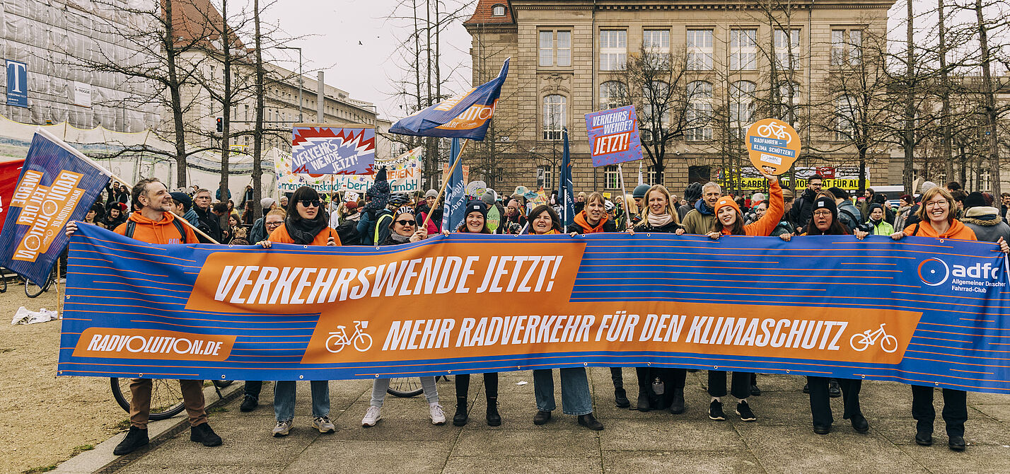 ADFC beim Klimastreik am 1. März 2024 Der ADFC beim Klimastreik mit "Verkehrswende jetzt"-Banner