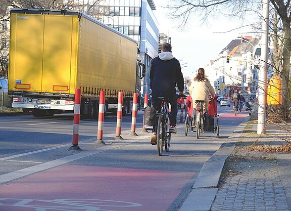 Endlich! Der geschützte Radweg auf dem Tempelhofer Damm wurde 2022 fertig. Endlich! Der geschützte Radweg auf dem Tempelhofer Damm wurde 2022 fertig.
