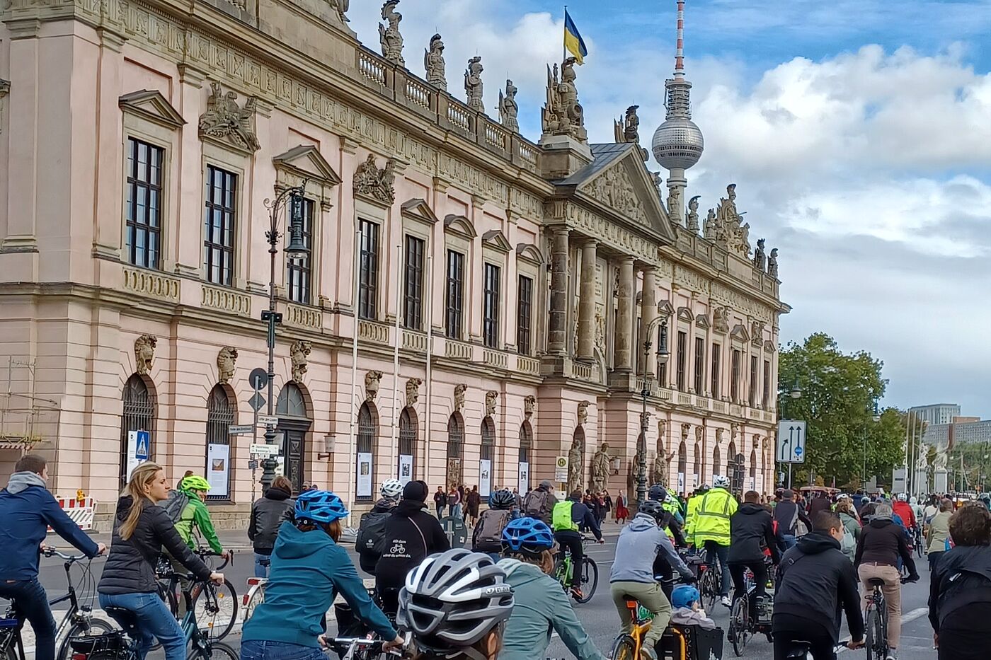 Fahrrad-Kreisfahrt 2022 Blick auf den Fernsehturm bei der Fahrrad-Kreisfahrt