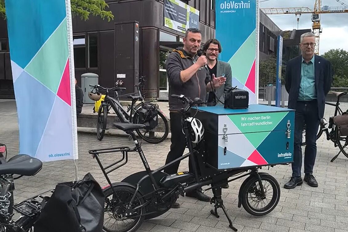Festliche Ansprache durch die Verantwortlichen Geschäftsführer der InfraVelo GmbH, Michael Fugel, Stadtrat für Verkehr, Urban Aykal und der 'Präsident der Freien Universität, Prof. Dr. Dr. h. c. Günter M. Ziegler