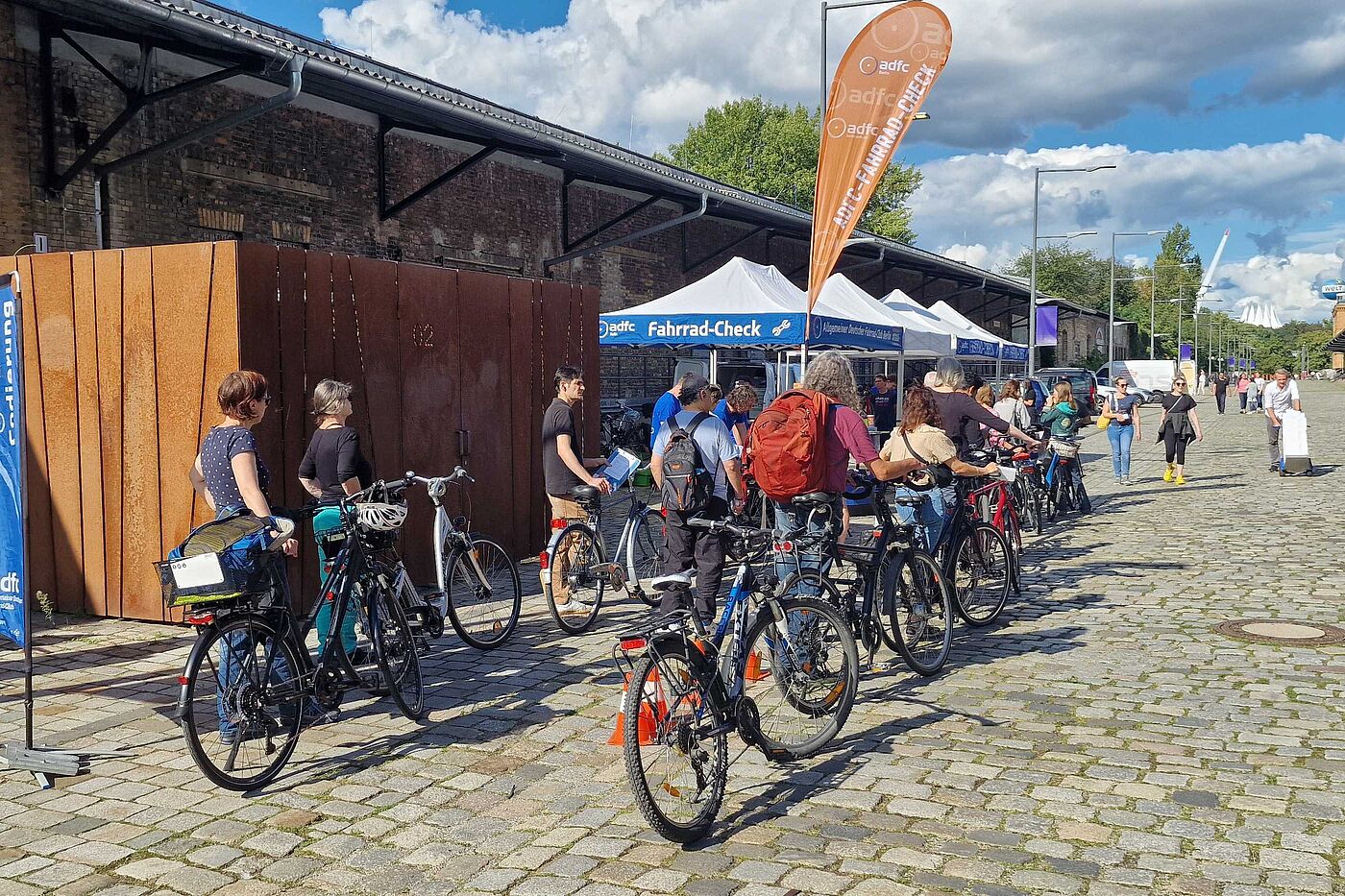 ADFC-Fahrrad-Check RadioEins Parkfest Menschen stehen mit ihren Fahrrädern in der Schlange für den ADFC-Fahrrad-Check