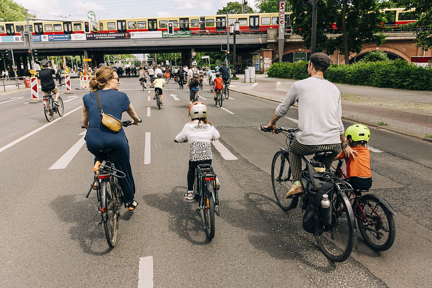 Sternfahrt 2026 Zwei Erwachsene und zwei Kinder auf Fahrrädern