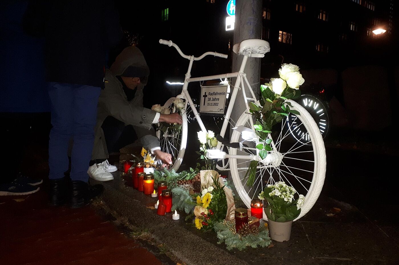 am Unfallort wird ein Geisterrad für die getötete Radfahrerin aufgestellt am Unfallort wird ein Geisterrad für die getötete Radfahrerin aufgestellt