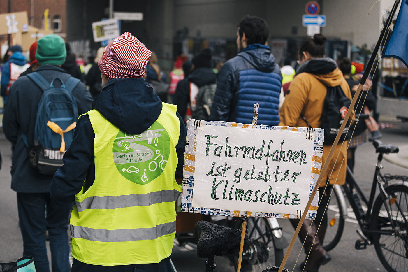 ADFC beim Klimastreik am 1. März 2024 Schild beim Klimastreik auf dem steht Fahrradfahren ist gelebter Klimaschutz