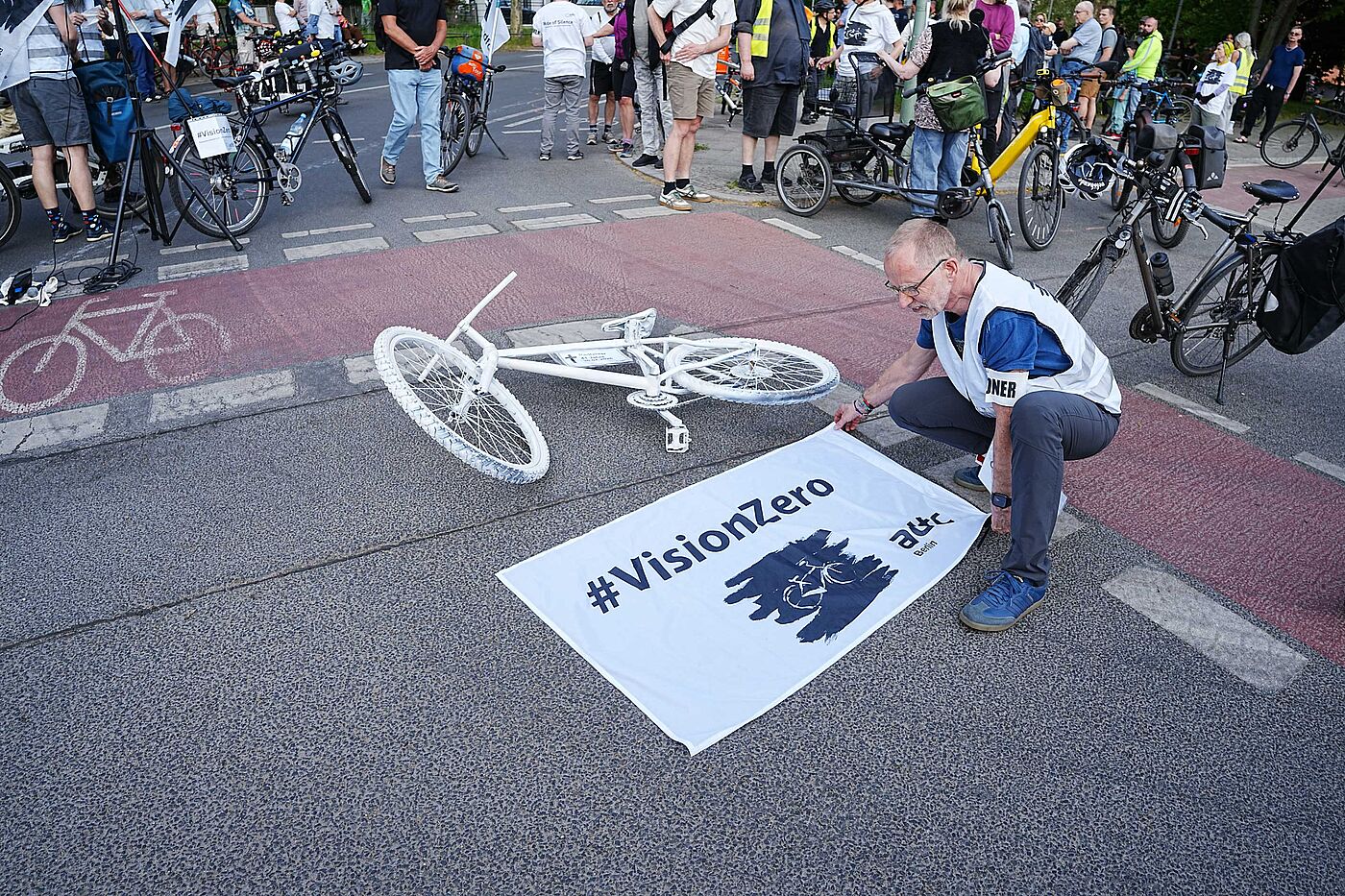 Gedenken und Geisterrad-Aufstellung am Unfallort Neuköllner Straße Ecke Alt Rudow