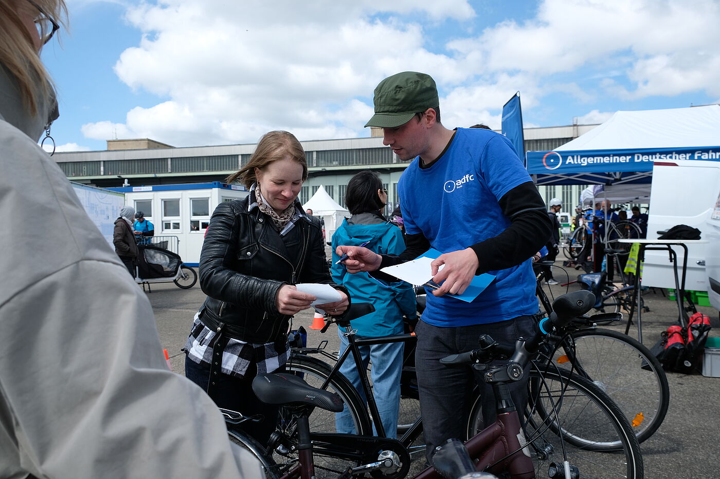 Fahrrad-Check VELO Berlin 2023 Fahrrad-Mechaniker begutachtet gemeinsam mit einer Frau ihr Fahrrad