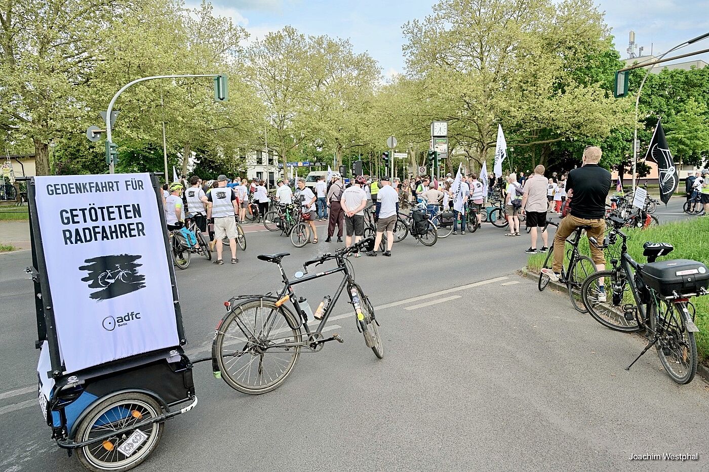 Gedenken und Geisterrad-Aufstellung am Unfallort Neuköllner Straße Ecke Alt Rudow