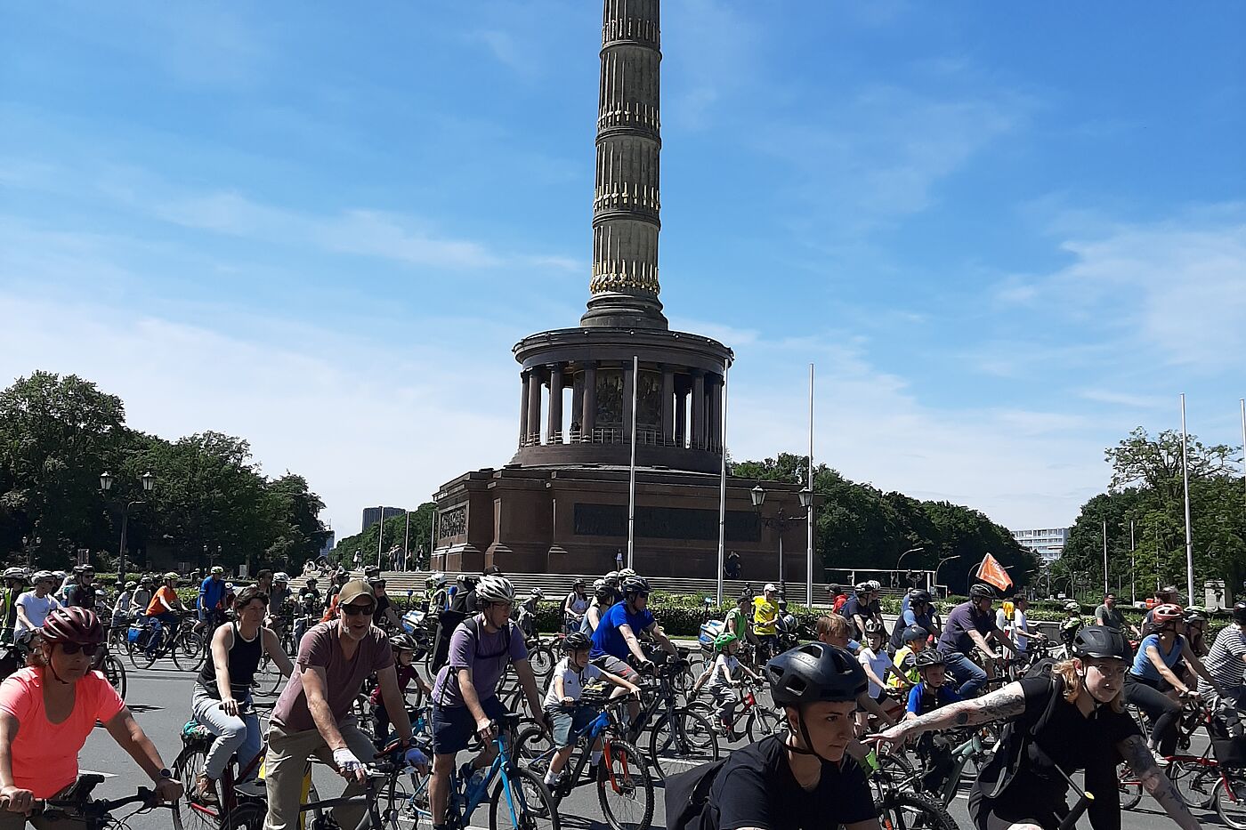 ADFC-Sternfahrt 2025 Radfahrende rund um die Siegessäule in Berlin