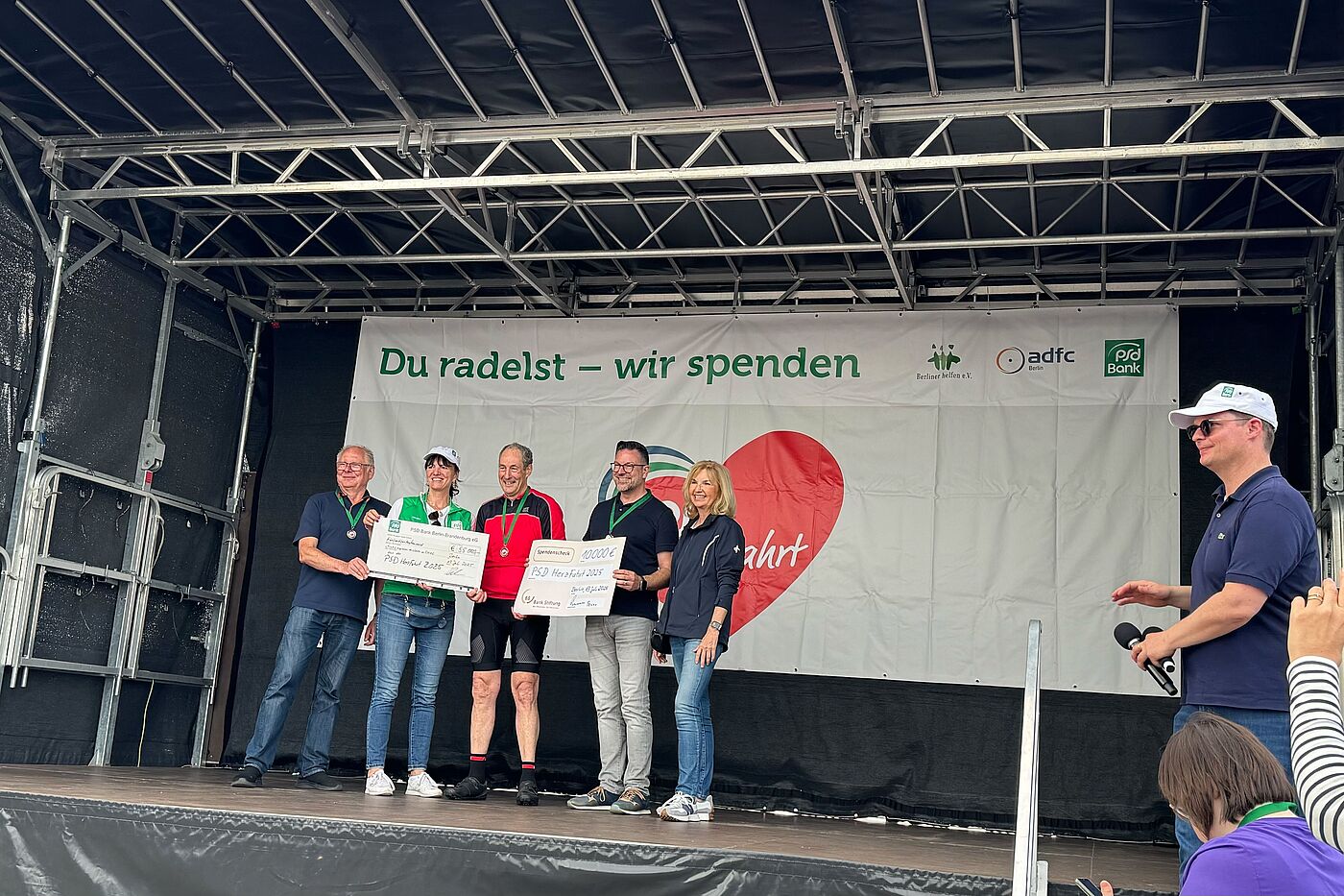 PSD Herzfahrt 2025 Spendenübergabe Übergabe von Spendenchecke bei der PSD Herzfahrt