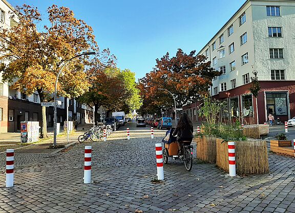 Poller-Reihe im Bellermannkiez Poller-Reihe im Bellermannkiez: Der Fuß- und Radverkehr fließt.