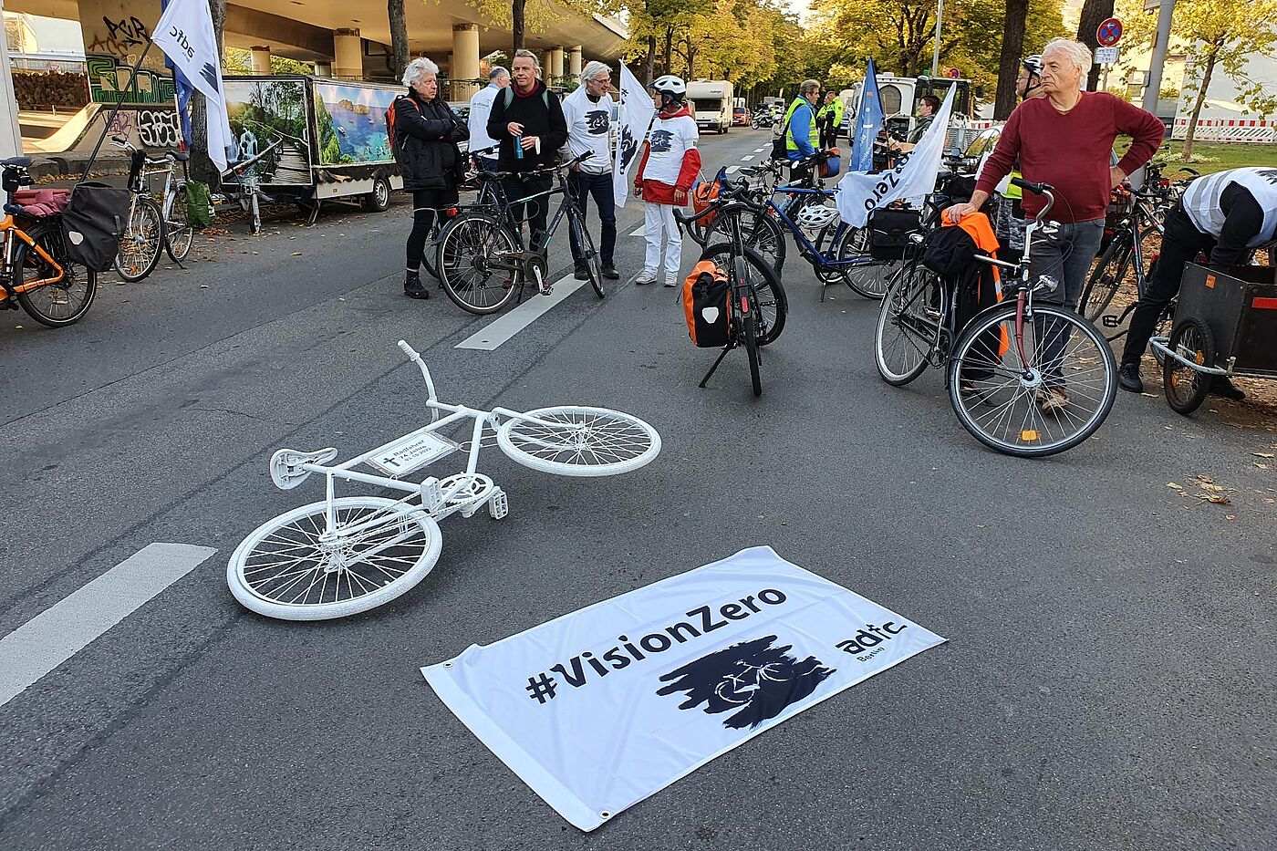 Mahnwache für getöteten Radfahrer in Wilmersdorf