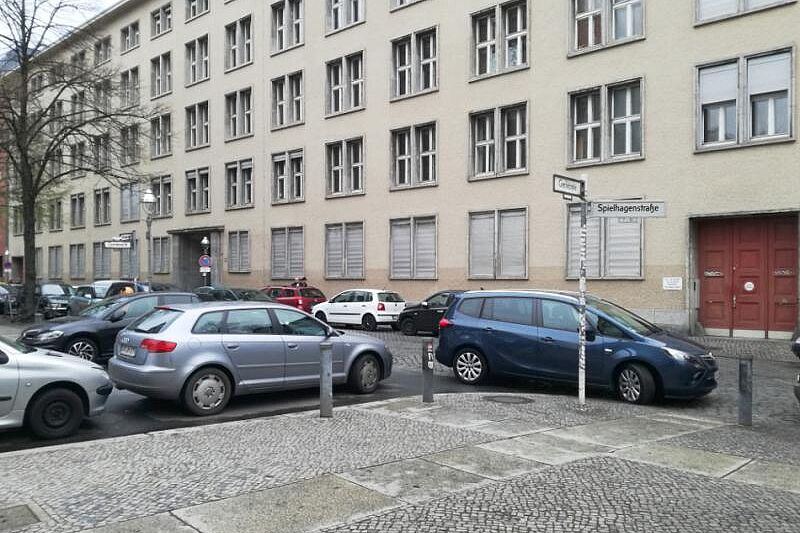 Kein Durchkommen: Zugeparkte Ecke durch unerlaubt abgestellte Pkw