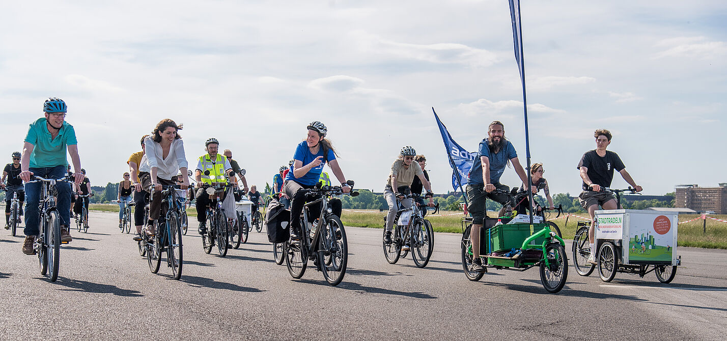 Stadtradeln-Auftakt 2022 auf dem Tempelhofer Feld Der ADFC ist als Partner beim Stadtradeln-Auftakt dabei.