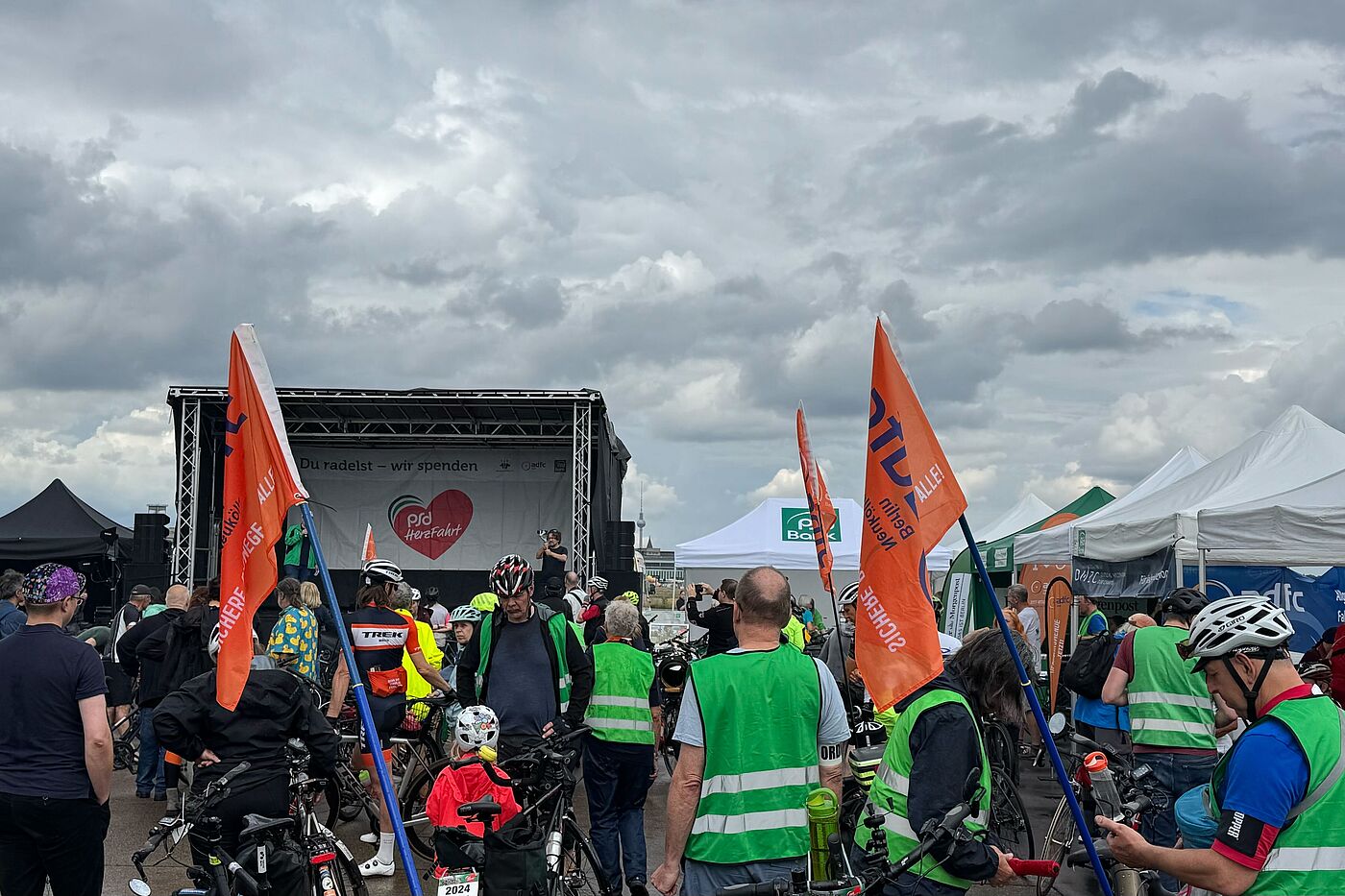 PSD Herzfahrt Abschluss 2025 Radfahrende vor einer Bühne bei der PSD Hezfahrt