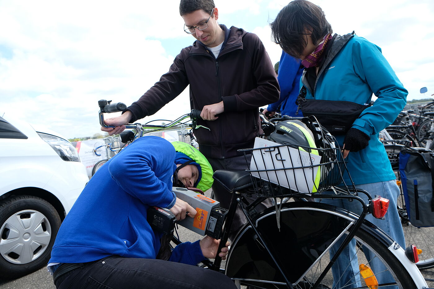 Fahrrad-Check Velo 2023 Mechaniker codiert Fahrrad während Frau und Mann das Fahrrad festhalten