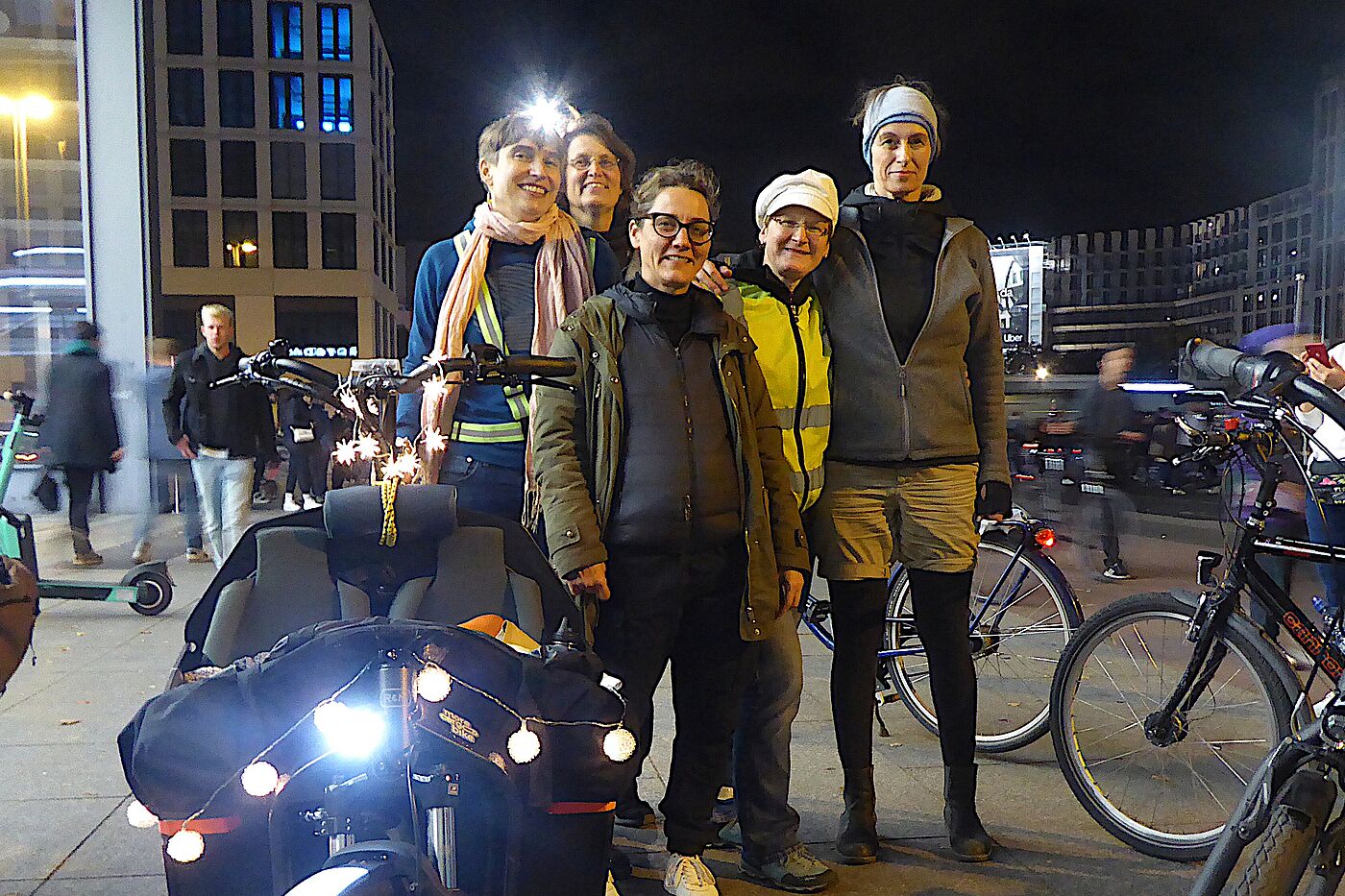 Treffen des Frauen*Netzwerks zur Lichterfahrt Frauen*Netzwerk trifft sich am Potsdamer Platz zur Lichterfahrt
