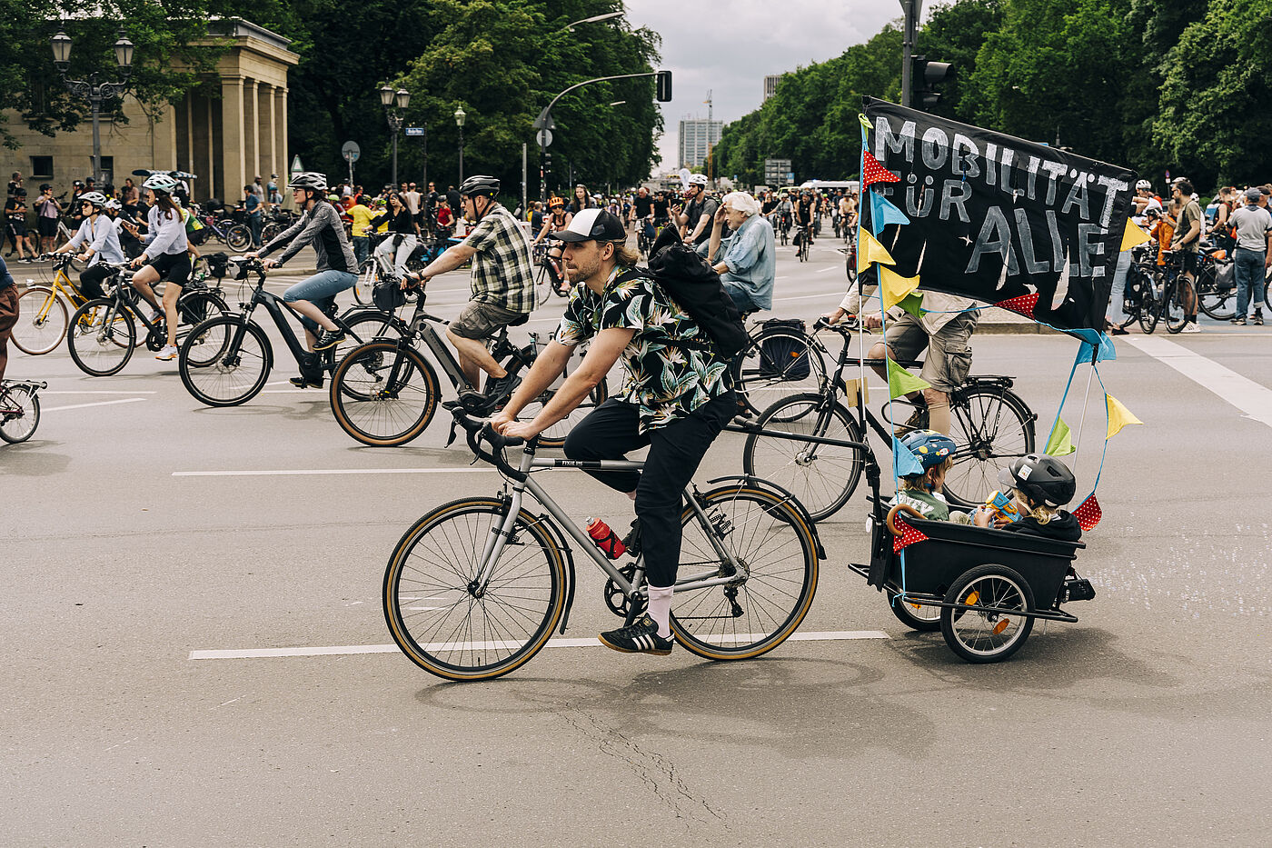 Sternfahrt 2026 Radfahrer mit Anhänger und Schild "Mobilität für alle!"