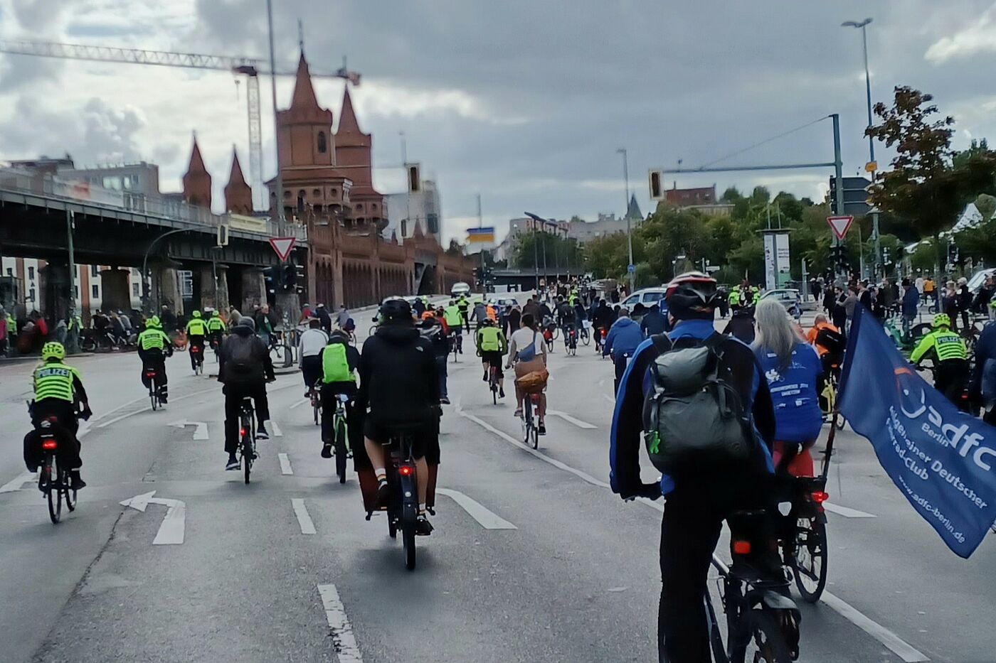 Fahrrad-Kreisfahrt 2022 Oberbaum Brücke bei der Fahrrad-Kreisfahrt 2022