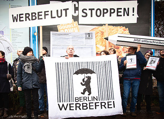 Start Unterschriftensammlung Menschen mit Plakaten und einem riesigen Stift: Start der Unterschriftensammlung von Berlin Werbefrei am 16. Januar 2018