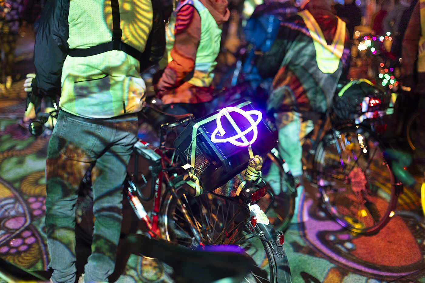 Lichterfahrt 2024 Fahrrad im Dunklen mit leuchtender Planet LED