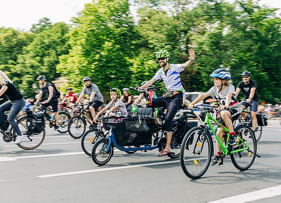 Sternfahrt 2024 Erwachsene und Kinder auf Fahrrädern bei der Sternfahrt in Berlin