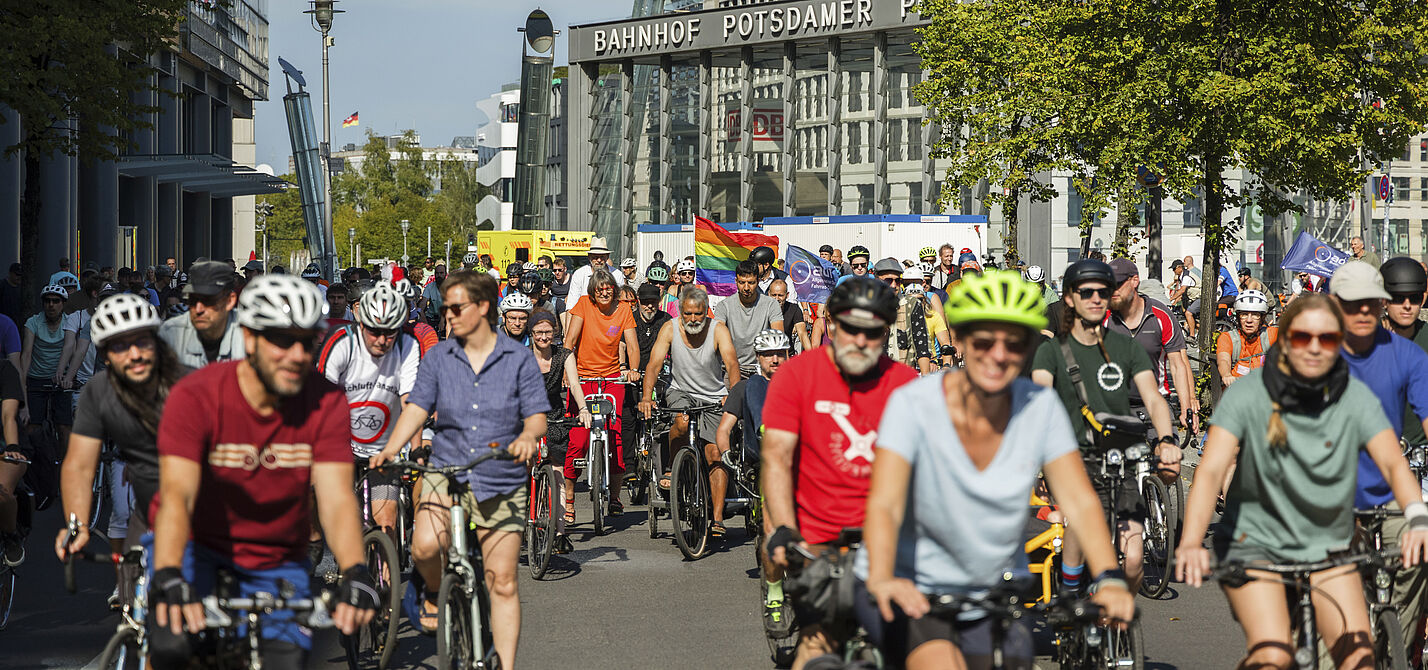 Kreisfahrt 2023 Fahrradfahrer:innen bei der Kreisfahrt am Potsdamer Platz