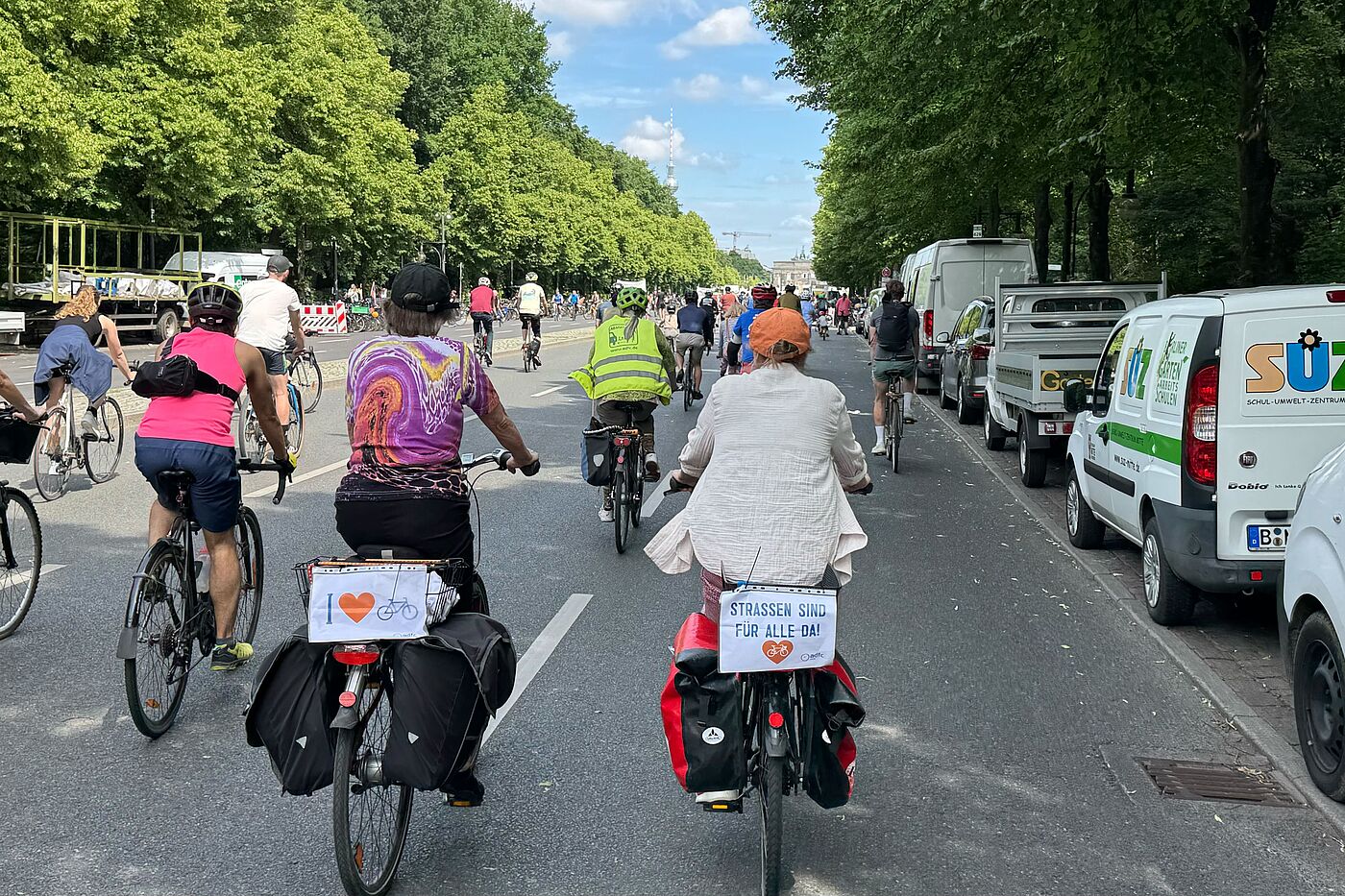 ADFC-Sternfahrt 2025 Radfahrende mit Schildern: Ich liebe Fahrrad und Straßen sind für alle da