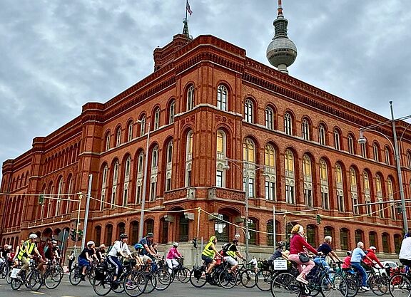 Design ohne Titel - 1 12.09. - Fahrraddemos zum Roten Rathaus