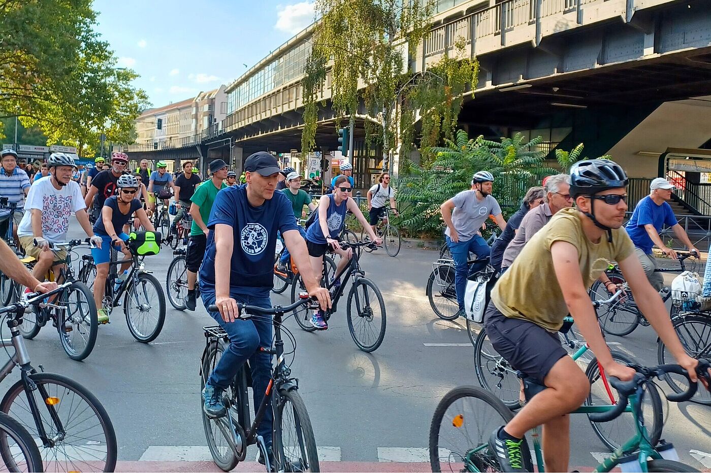 Kreisfahrt 2023 Radfahrende beim Kottbusser Tor bei der ADFC Kreisfahrt 2023