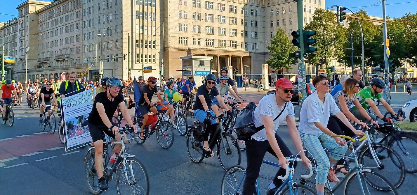 Kreisfahrt 2023 Radfahrende bei der Kreisfahrt 2023 am Frankfurter Tor
