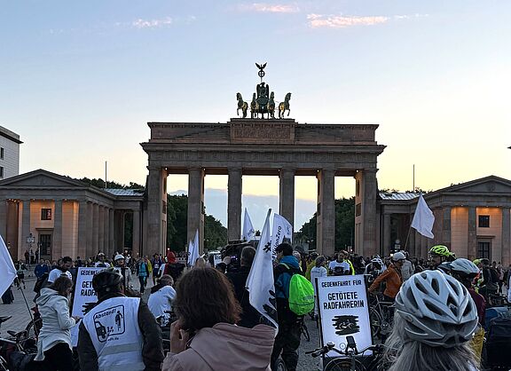 Ride of Silence 2026 Radfahrende überwiegend in weiß gekleidet vor dem Brandenburger Tor