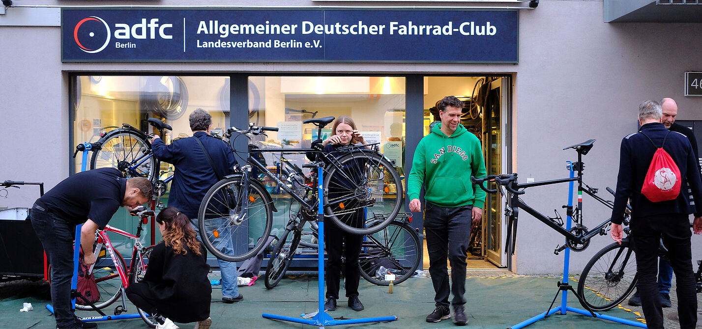 Viel los bei der ADFC-Selbsthilfewerkstatt im Velokiez. Viel los bei der ADFC-Selbsthilfewerkstatt im Velokiez.