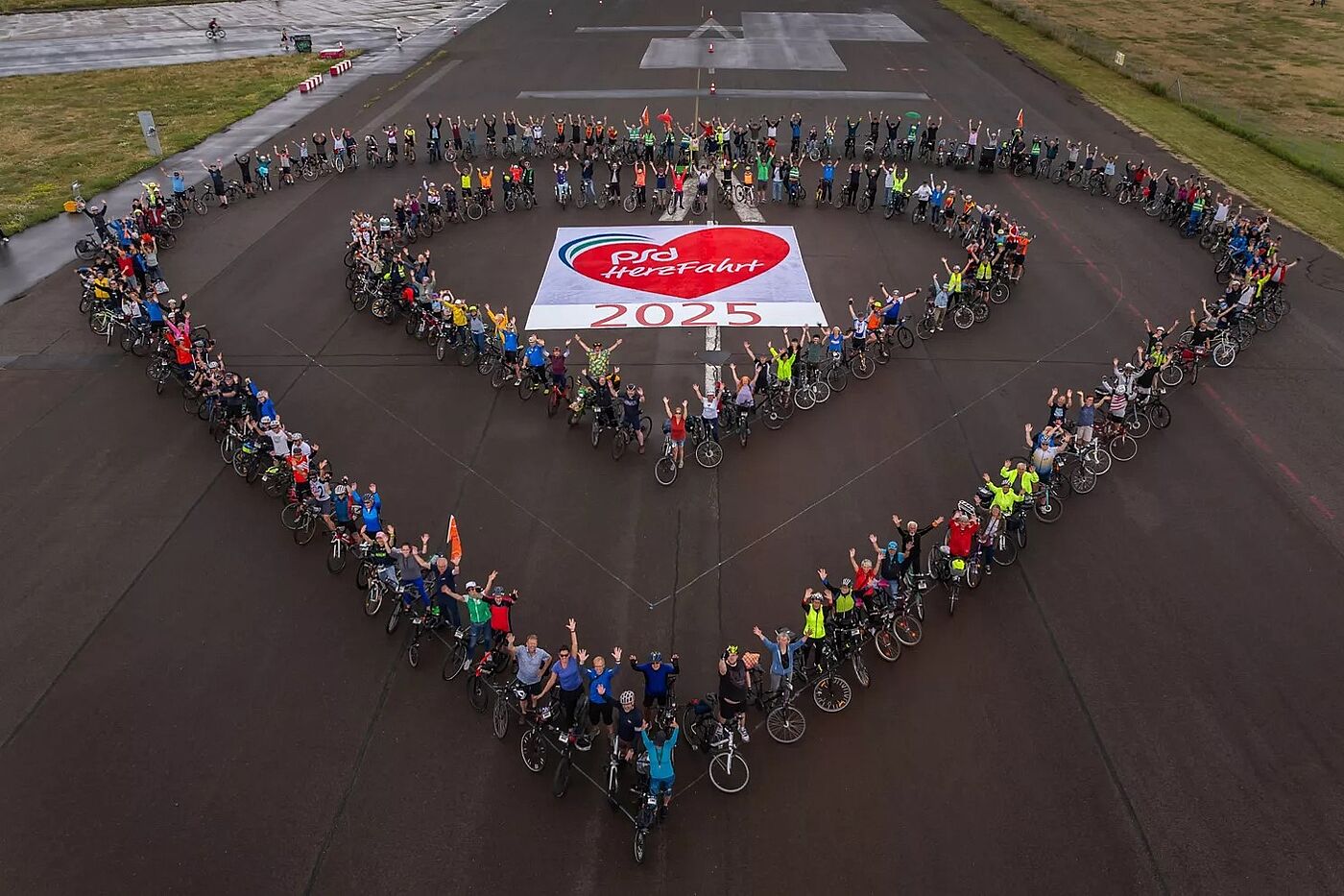 Herzfoto 2025 PSD Herzfahrt Menschen stellen sich bei der Herzfahrt 2025 in Herz Formation auf