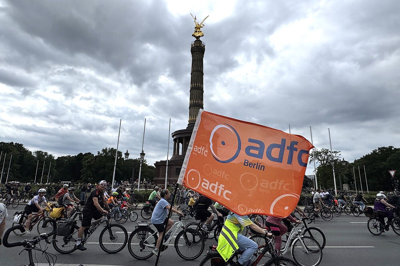 Sternfahrt 2026 Siegessäule orange ADFC Fahne vor der Siegessäule