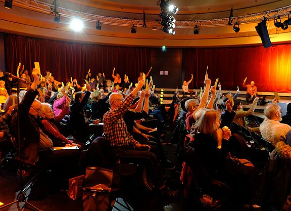 Abstimmung bei der Mitgliederversammlung 2024 Abstimmung bei der Mitgliederversammlung 2024