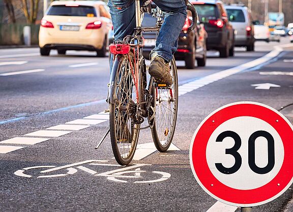 Tempo 30 für mehr Verkehrssicherheit Eine Straße mit Radweg und Tempo 30 Limit