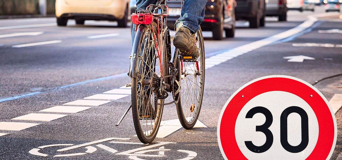 Tempo 30 für mehr Verkehrssicherheit Eine Straße mit Radweg und Tempo 30 Limit