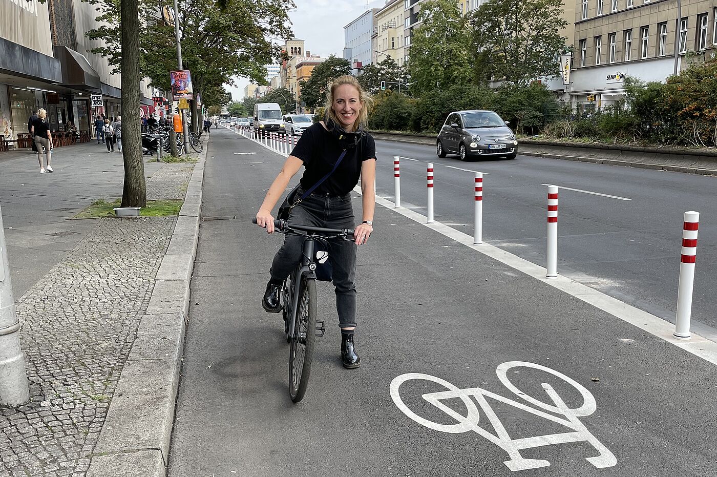 Almut Neumann beim Anradeln des geschützten Radwegs auf der Müllerstraße Dringend notwendig: Almut Neumann beim Anradeln des geschützten Radwegs auf der Müllerstraße