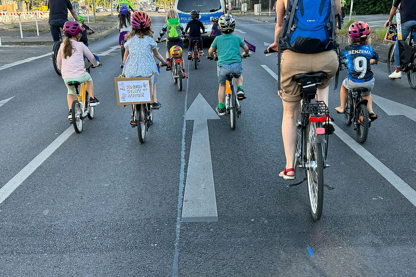 KM September 2024 Lichtenberg Kinder fahren bei einer Fahrraddemo hinter einem Polizeiauto
