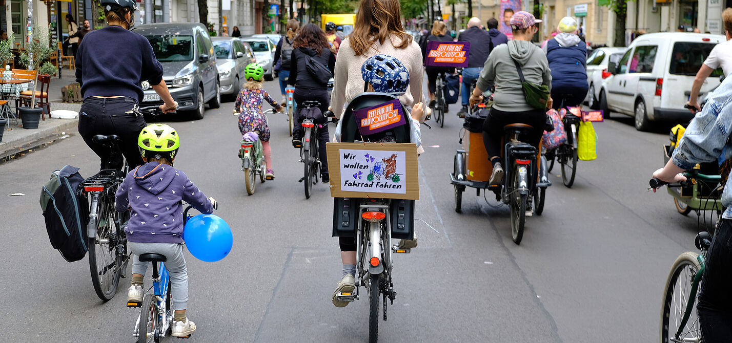 Kinder und Erwachsene bei Kidical Mass Fahrraddemo