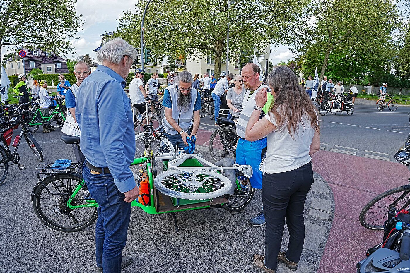 Gedenken und Geisterrad-Aufstellung am Unfallort Neuköllner Straße Ecke Alt Rudow