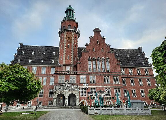 Frontalansicht des historischen Teils des Rathaus Reinickendorf