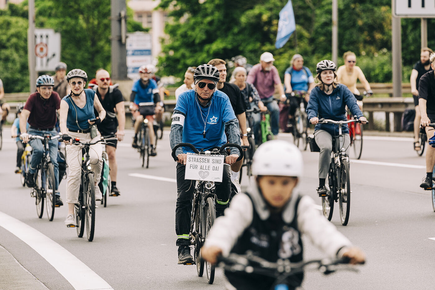 Sternfahrt 2025 Radfahrende bei der Sternfahrt mit Mottoschild: Straßen sind für alle da