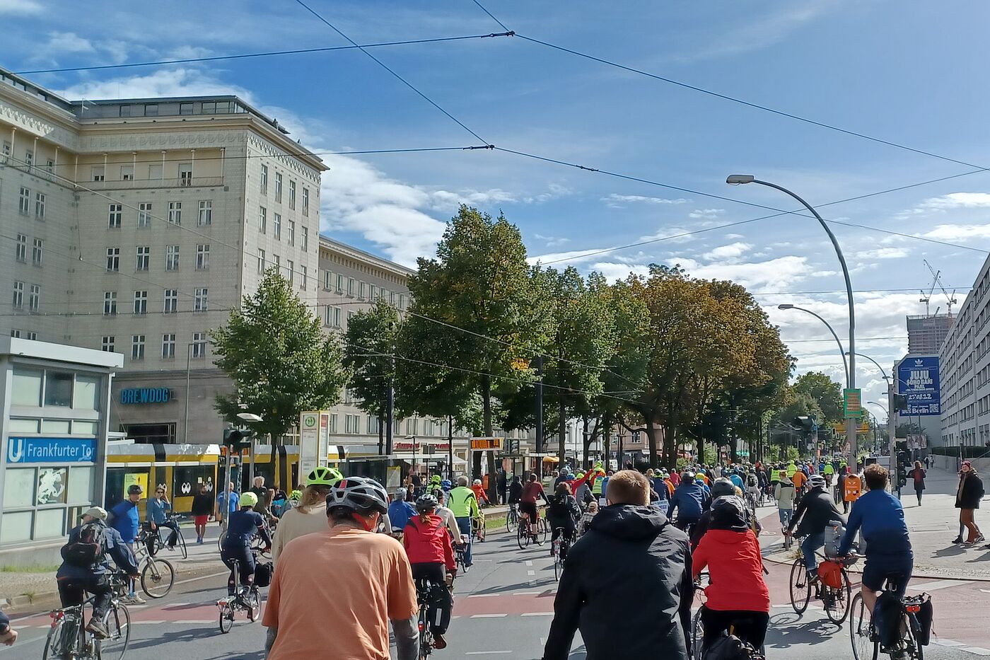 Fahrrad-Kreisfahrt 2022 Fahrt vorbei am Frankfurter Tor bei der Fahrrad-Kreisfahrt 2022