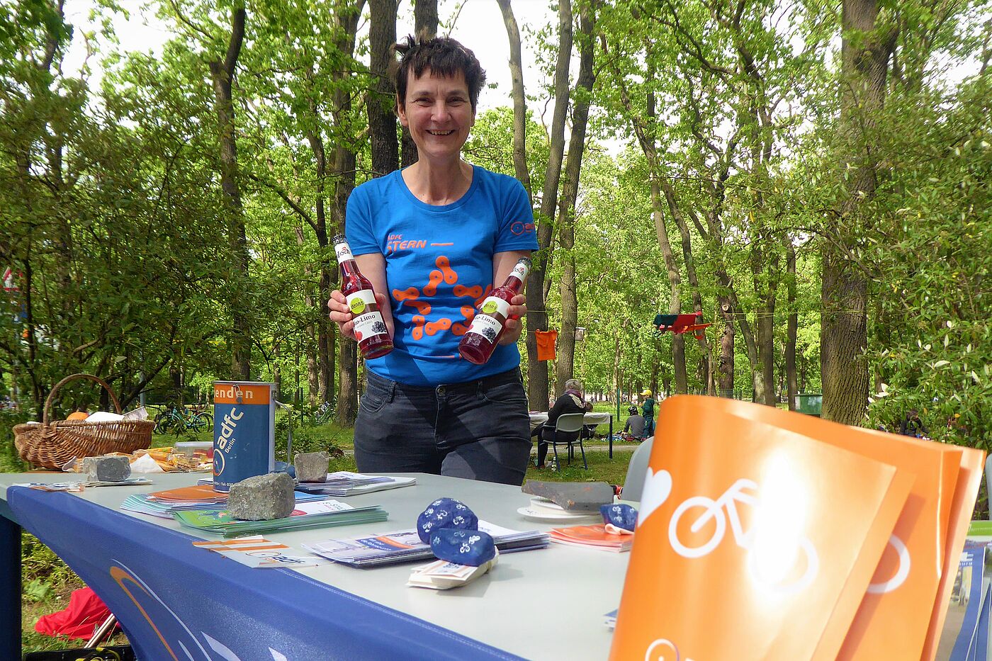 Frühlingsfest Wuhlheide Katrin am ADFC Stand beim Frühlingsfest Wuhlheide