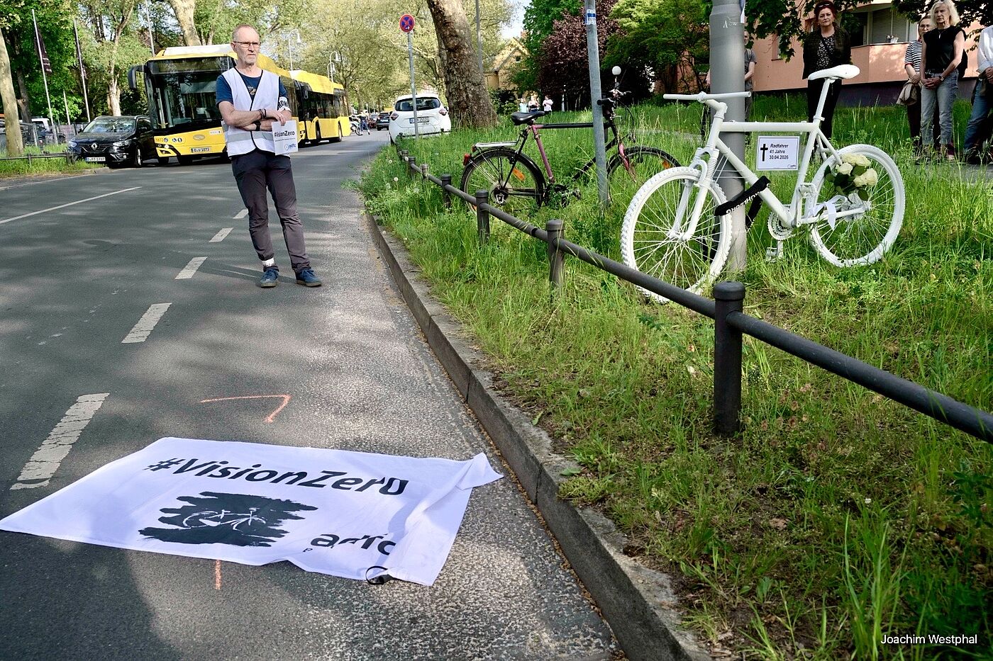 Gedenken und Geisterrad-Aufstellung am Unfallort Neuköllner Straße Ecke Alt Rudow